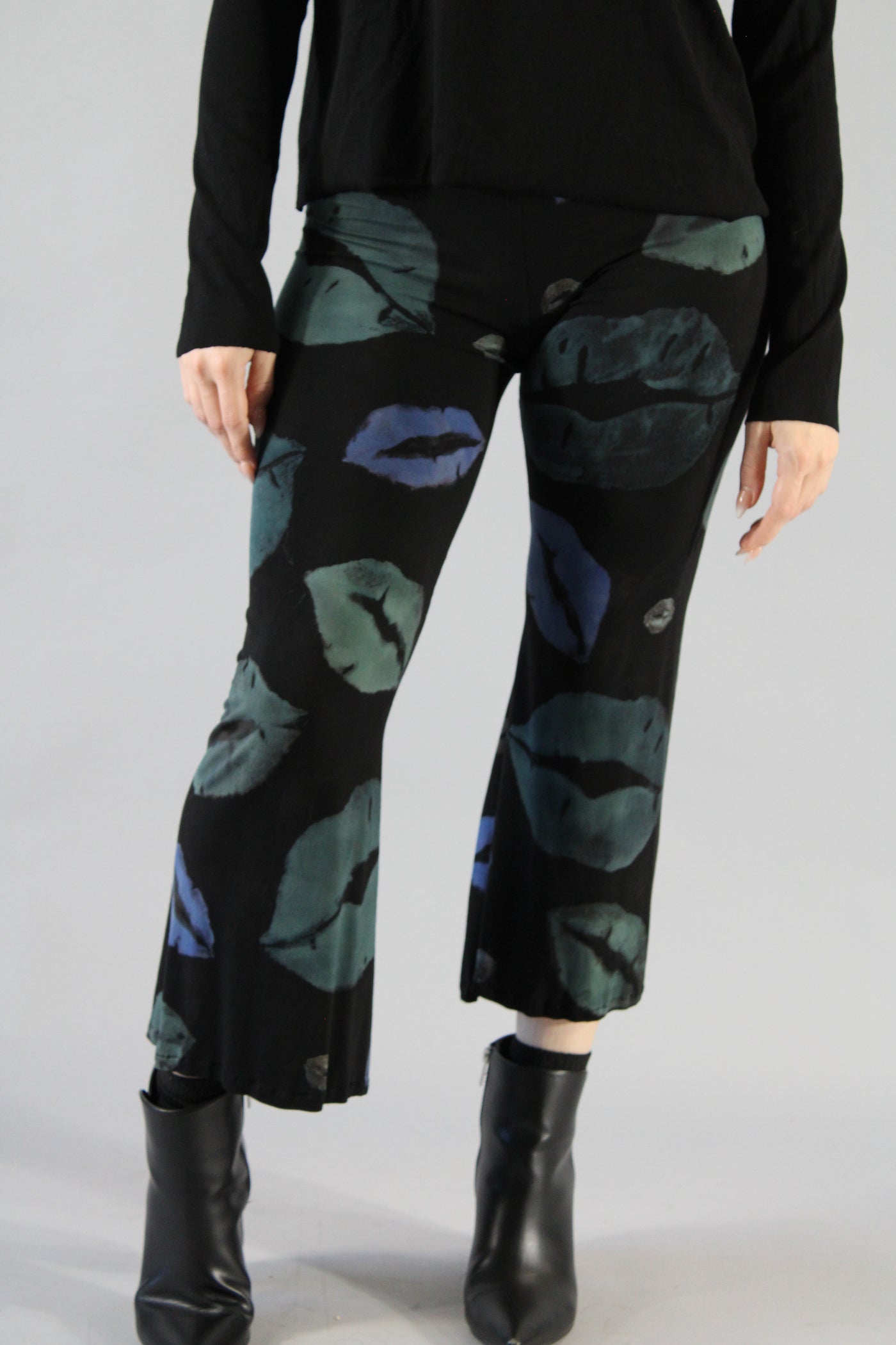 Crop Flare Leggings Lips Blue